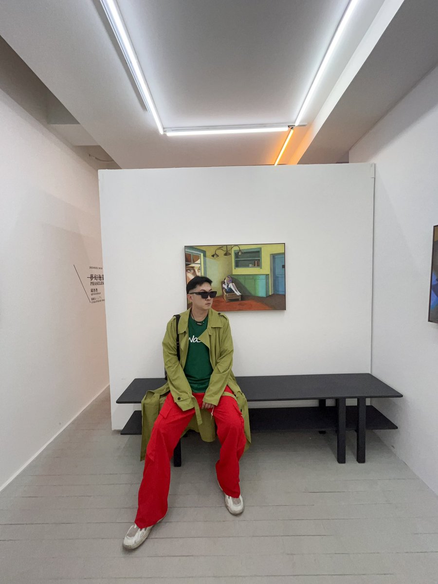 Nicky_Meng_'s tweet photo. 丄丅乀于2025年3月22日至2025年4月18日举办邱丹丹个展『夢幻泡影』。本次展览以“泡影”为隐喻，呈现艺术家对时间与记忆的深思。时间与记忆总在被不合逻辑的东西切割，形成无数分岔。我们置身于这些分岔中，被错位感与脆弱感侵袭，仿佛精神被置入过去某个时间节点的自己之内
#艺术 #展览 #艺术家 #Art https://t.co/e6k1v3QGaf