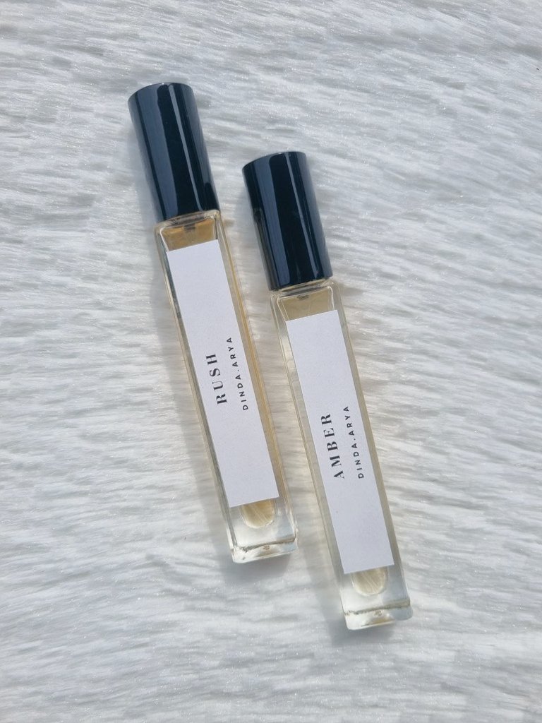 I really appreciate perfume small size macam ni! Senang nak selit dalam handbag, sesuai sangat untuk bawak pergi beraya nanti. Supaya boleh maintain wangi dari pagi sampai petang :)

Dinda Arya Amber &amp; Dinda Arya Rush both ada side of refreshing, tapi bukan bau citrus tau!