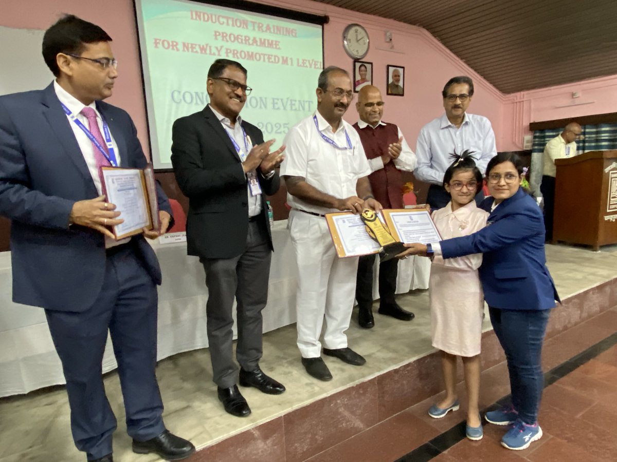 🎉 Empowering Growth! 🎉

Shri S. Suresh Kumar, IAS, Chairman, DVC, distributed certificates to newly promoted employees at the M1 level, celebrating their achievements and dedication.

Wishing them continued success in their leadership journey!

#DVC #Leadership #CareerGrowth