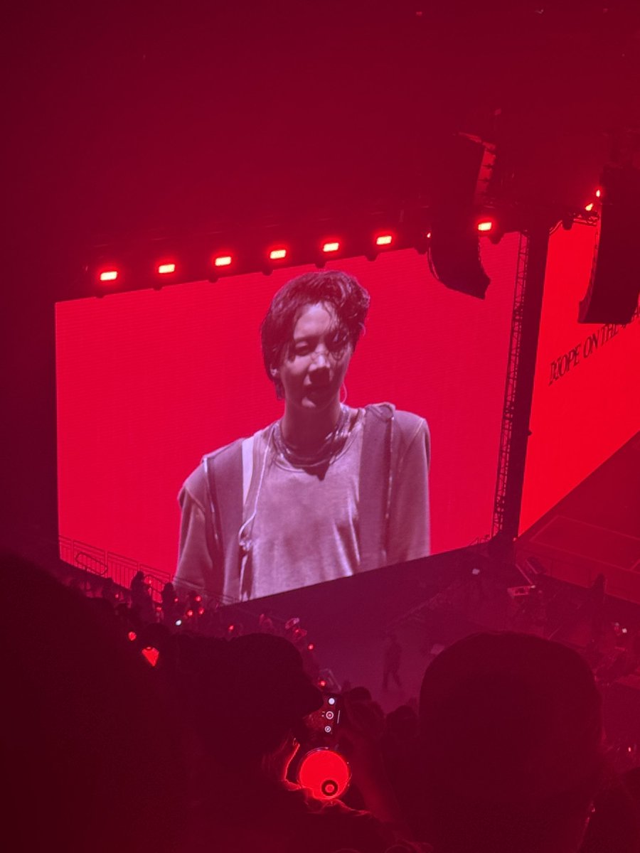 kinverlymin's tweet photo. #jhope_TOUR #jhopeOnFallon  #hobi #SanAntonio https://t.co/LftF4Lg6lv