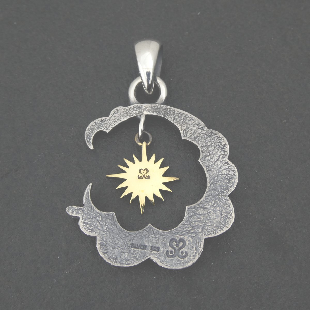 sxm_silver's tweet photo. 【プレゼント企画】

対象商品：PENDANT  TOP  品番：T50B
素材：silver925
https://t.co/od3ihhoXdO

対象商品：50cm  サージカルステンレスチェーン
素材：ステンレス

▼参加方法
①@sxm_silver　をフォロー
②この投稿をリポスト＆いいね

▼当選者数
１名

▼応募期間
～4/2(水)　23：59まで

▼抽選
終了から２日以内に抽選。当選者にはポストで発表致します。当選者確定後、後ほどDMにて送付先を伺います。

☆今日のお話(*‘ω‘ *)
いつも通りペンダントトップにはすぐに身に着けられるようにステンレスのチェーンを付属いたします。最近の近況ですがゲーマーとして現在ユミアのアトリエにハマっております（笑）。
鷹さん（@taka123fumi ）とのコラボプレゼント企画アイテム制作は申し訳ないですがまだお待ちくださいませ(;・∀・)。モンハンはプレイ時間50時間ぐらいでとりあえず終わりにしました。ハンターランク２００以上とかいっている方たちは一体何をモチベにプレイしているのでしょうか？？延々と同じモンスター狩り続けられるの凄いですね！！モンハンの動画あげてくれているYou tuberの方のプレイ動画見たんですが上手過ぎて自分自身のプレイが下手過ぎて絶望していました。久々にプレイしましたがお肉焼きが進化していたりそもそも使用するボタンが多すぎて覚えるの大変でした。本編終了までがあっさり終わってしまうので満足度はあまり高くないですね。最近はドラクエ３、三國無双オリジン、風来のシレン６、龍が如く８外伝、モンハンワイルズ、ユミアのアトリエとプレイしていますが（ゲームしすぎ・・・）龍が如く８外伝、三國無双オリジン、ユミアのアトリエが当たりかなと感じております。（ほぼゲームの話ばかり）どしどしプレゼント応募お待ちしておりまーす('ω')ノ

#プレゼントキャンペーン