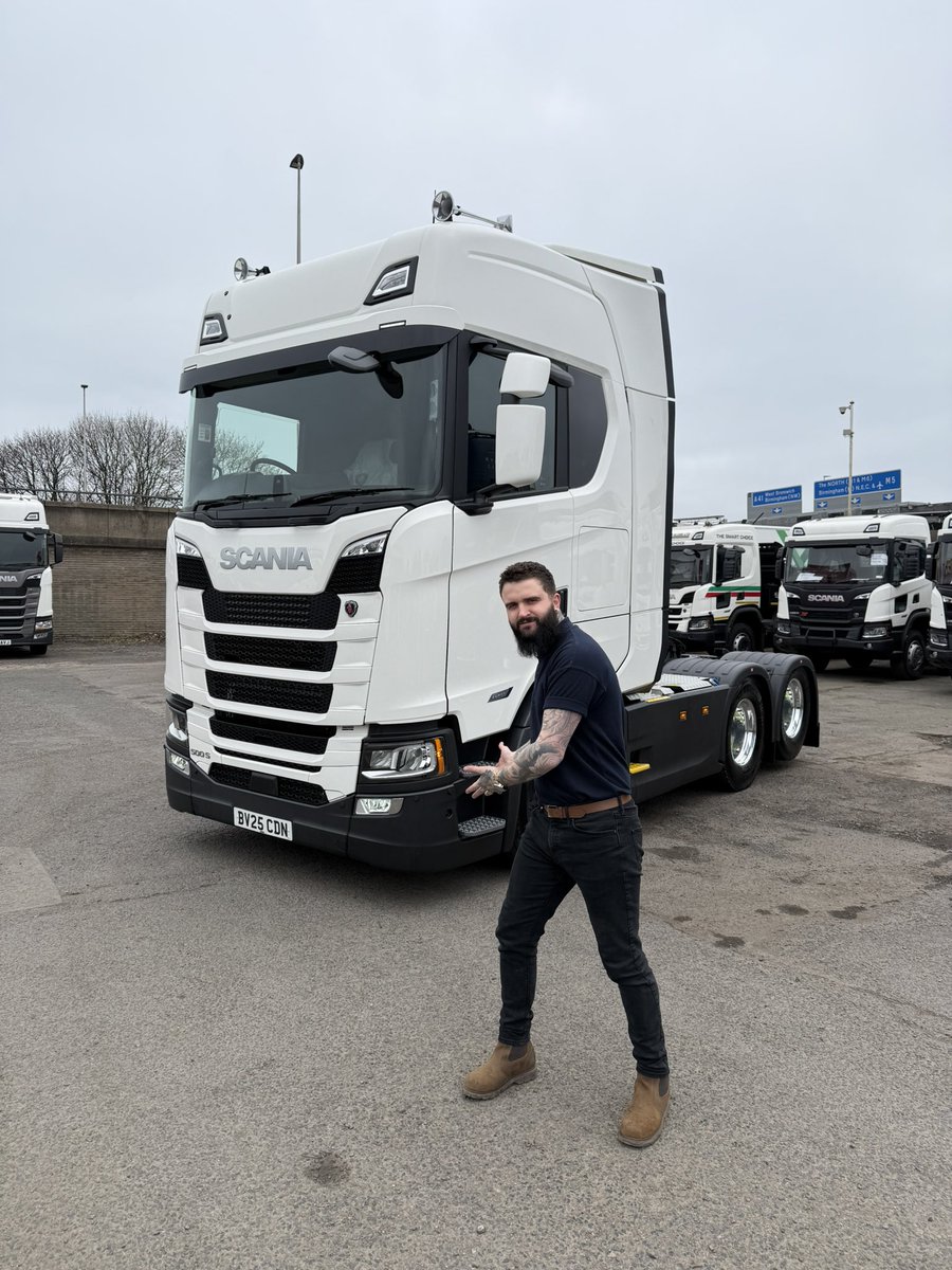 JarrodV8Power's tweet image. Something  special about a Twin wheel tag this 500S high sitting very well on full air with @keltruck  own Product/Logistics Josh Whittaker handing it over to the customer but not wanting to give it up! @ScaniaUK @ScaniaGroup #Newsales #Usedsales #Logistics