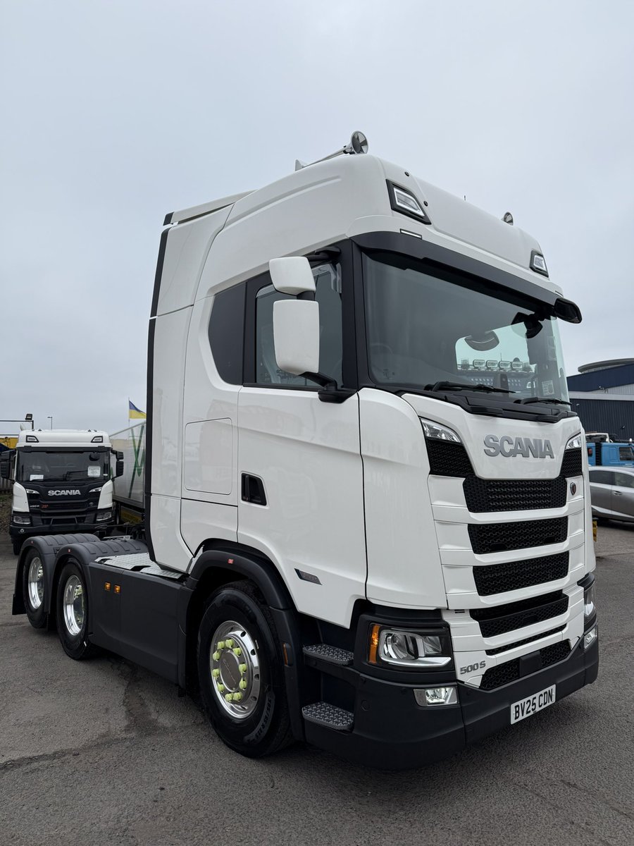 JarrodV8Power's tweet image. Something  special about a Twin wheel tag this 500S high sitting very well on full air with @keltruck  own Product/Logistics Josh Whittaker handing it over to the customer but not wanting to give it up! @ScaniaUK @ScaniaGroup #Newsales #Usedsales #Logistics