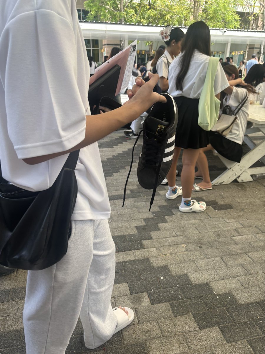 merainbow93's tweet image. เดี๋ยวอหหห แผ่นดินไหวอ่อ นั่งเรียนอยู่ดีๆมึนเลยนึกว่าเพื่อนสั่นโต๊ะกำลังจะหันไปด่าเงยหน้ามาเจออาจาร์ยนั่งกุมขมัยเหมือนกันนี่คว้าไอแพดวิ่งลงบันไดมา บันไดก็สั่นเกือบหน้าทิ่ม อหหครั้งแรกในชิวิต น่ากลัวมาก😭

#แผ่นดินไหว