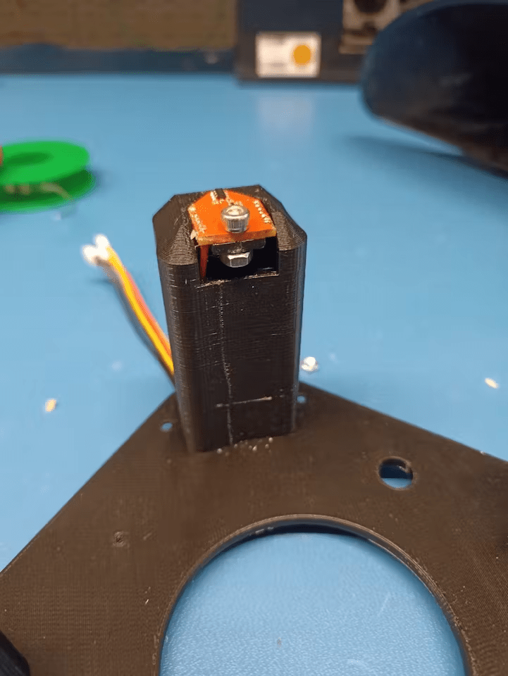 dfrobotcn's tweet image. 🔨 Smart Whack-a-Mole reinvented! Pneumatic pistons + XMC microcontroller + magnetic sensors = arcade gaming evolved. 3D printed hammer with pressure sensor starts the game automatically! #MakerProject #Infineon #Arduino 
hackster.io/Infineon_Team/…