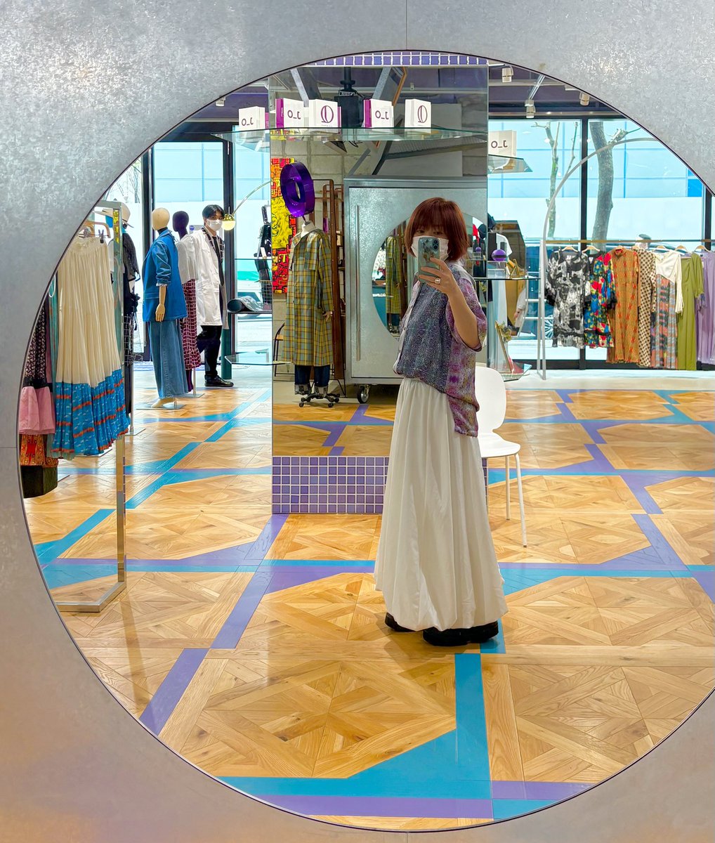 yukidango08's tweet image. サイズは2のMサイズにしました
さらっとしてて
デザインめっちゃかわいいです
ドストライクです
#JANTJE_ONTEMBAAR
#ヤンチェオンテンバール
#handover
#FUMIETANAKA
#ランダムシャツ
身長:154㎝