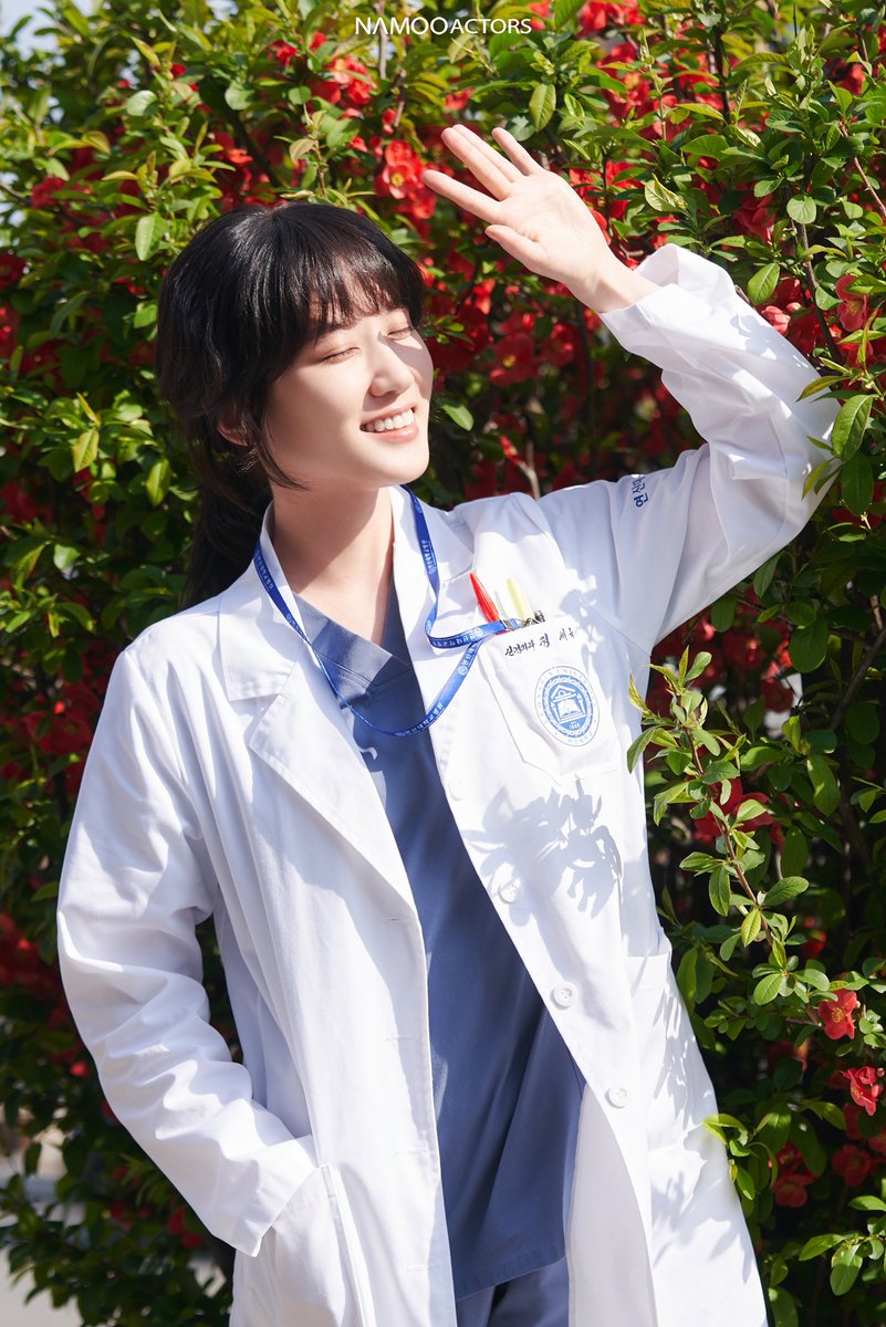 NAMOOACTORS2004's tweet photo. [#전_세옥이가_매일왔으면_좋겠어요💉]

나무는 애초에 다 눈치챘어요
작품 안에선 세옥이가 날아다니고😾
작품 밖에선 은빈 배우가 날아다닐 거란 걸🐰

#박은빈 #하이퍼나이프 #PARKEUNBIN #HyperKnife https://t.co/mx8ET2oJU2