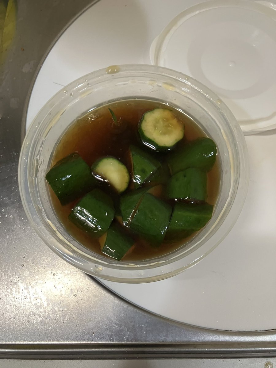 vrBear_I's tweet photo. 最近の自炊

①一人暮らしで初めて米���いた
②白米と味噌汁
③エビのバター炒め
④きゅうりのぽん酢漬け https://t.co/iwexakbOOc