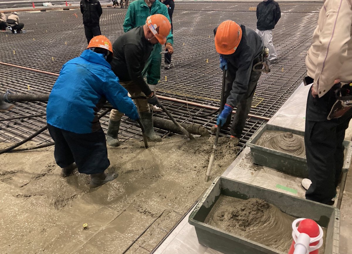 先日アリーナ内にコンクリートを流し込む作業が行われました。
常設のアイスリンクにするための基礎が出来上がり、いよいよ氷を張る準備の段階となってきました。
引き続きアリーナの様子お届けしていきます。

＃ゼビオアリーナ仙台 ＃改修工事 #多目的アリーナ ＃アリーナ ＃アイスリンク #国際規格