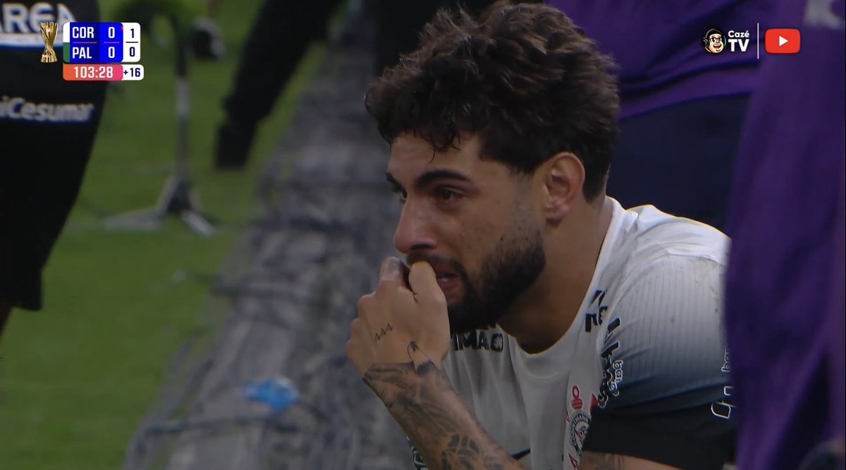 futebol_info's tweet photo. Yuri Alberto assistindo ao jogo e chorando.

📸 Reprodução/CazéTV https://t.co/F2VTjNimCq