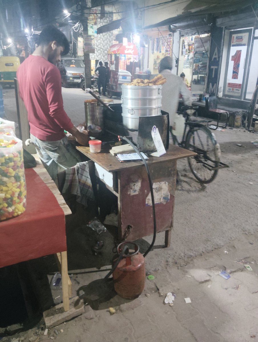 khoralivenews's tweet photo. Dear @ghaziabadpolice
Kindly look into this,
📍 Khora, opp Anand Madical Store, 33 futa road shani bazaar
Issues :
1. Can be blast from unauthorised Lpg gas cylinder any time,
2. Non Hygienic food
3. encroachment at corner
4. teasing on girls
PS : Khoda
#khoda #khoralive https://t.co/c0qwdiLjEk