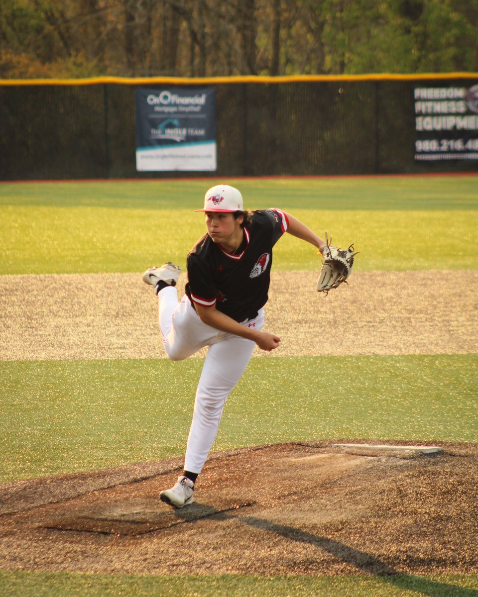Big wins for the Dawgs tonight!!!

We went 2-0 vs Bellmont, with a last inning clutch to secure the 2nd game!

Scores: 8-4, 2-1

#DD4L