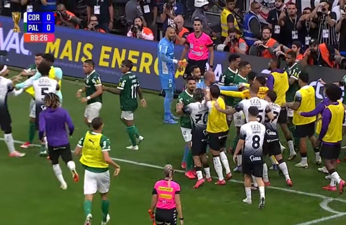 futtmais's tweet photo. Uma das FINAIS mais RAIZ que eu já vi na vida. 

Atmosfera, confusão, expulsão, emoção, rivalidade e sinalizadores. 

Que jogo entre Corinthians x Palmeiras.
Futebol em estado puro. https://t.co/n48RtSZzCf