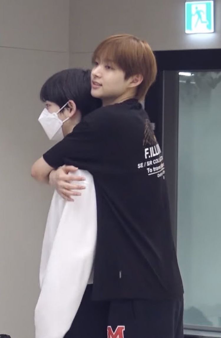 아니 사이즈도 딱인데  왜 안안아주는거임 나참