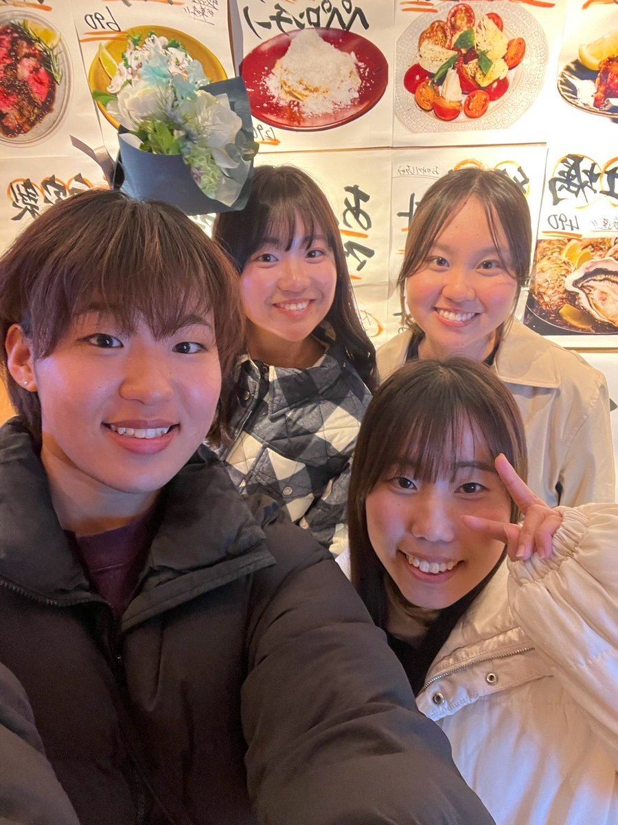 埼玉大学女子ラクロス部です🥍
今日からは女ラクにある様々な制度を紹介していきます！

1️⃣シスター制度👩‍👩‍👧‍👧
シスターとは、3〜5人程度の少人数で1〜4年生を縦割りしたグループのことです！
具体的には、シスターでご飯に行ったり、たこ焼きパーティをしたりして、仲を深めます🤭（🔢→学年です！）