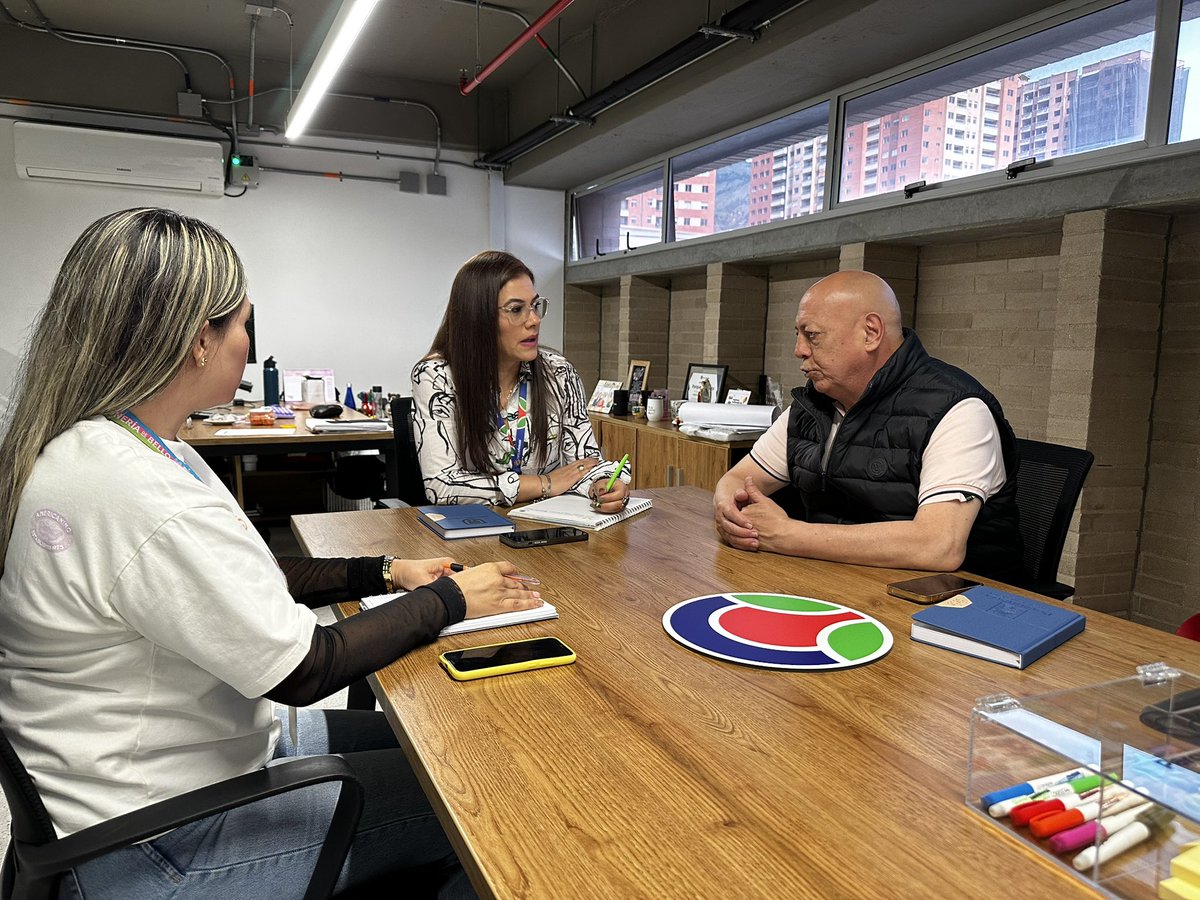 Nos reunimos con la gerente del Centro Comercial Parque Fabricato, Paola Ortiz, con quien realizaremos alianzas estratégicas para el fortalecimiento y la atención de nuestra comunidad bellanita. 🙏🏻

Juntos construimos un Bello más informado, justo y conectado. 💙💙💙