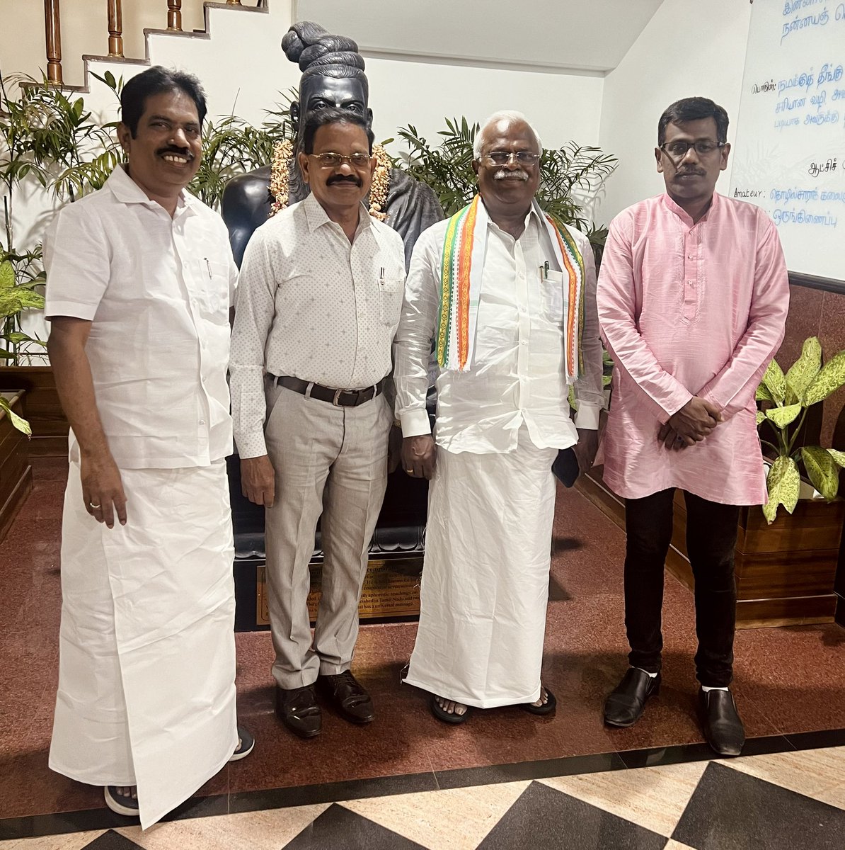 AmeerkhanDr's tweet photo. திருநெல்வேலி நாடாளுமன்ற உறுப்பினர் திரு. ராபர்ட் புரூஸ் MP அவர்களை புதுதில்லி தமிழ்நாடு இல்லத்தில் ( நான் ) டாக்டர் அமீர்கான் , சர்வதேச தமிழ் கலை பண்பாட்டு கலைக்கூட தலைவர் திரு. ரஸ்மி ரூமி ,  பத்திரிகையாளர் சங்க தலைவர் திரு. பாண்டியன் சந்தித்த போது @SPK_TNCC @INCTamilNadu https://t.co/KFhyOe5yUc