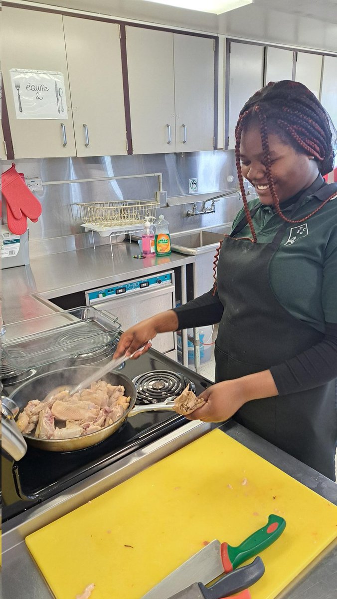 Encadrés par la cheffe Andrée Riffous, nos élèves des cours de cuisine de la 10e et 11e année ont confectionné plus de 60 repas remis à la Banque alimentaire d'Ottawa. Un immense merci à tous ceux qui ont contribué à la réussite de ce projet !