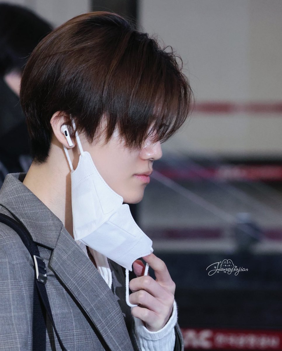 bareface, long hair, pretty eyelashes.... insane 😭