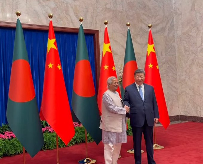 shen_shiwei's tweet photo. #LATEST 🇨🇳Chinese President Xi Jinping met with 🇧🇩Bangladeshi interim government's Chief Adviser Muhammad Yunus in Beijing.
Xi gives red carpet to Prof. Yunus at the Great Hall of the People. 
#China #BangladeshL https://t.co/8gBJY86qYp