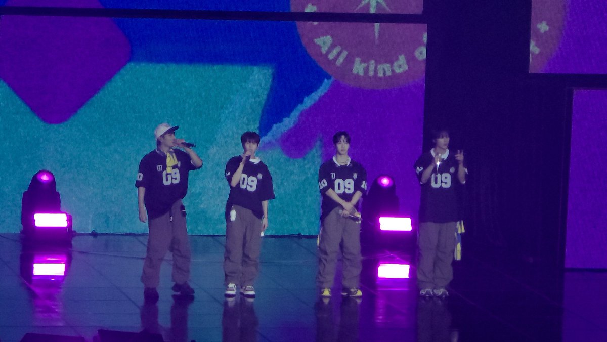 Sol930406's tweet image. 팬콘 첫날~ 갈수있어서 너무 좋았당~♡
#하이라이트 #하이라이트팬콘 #윤양이손💙💛💚💜 #나의힐링😍