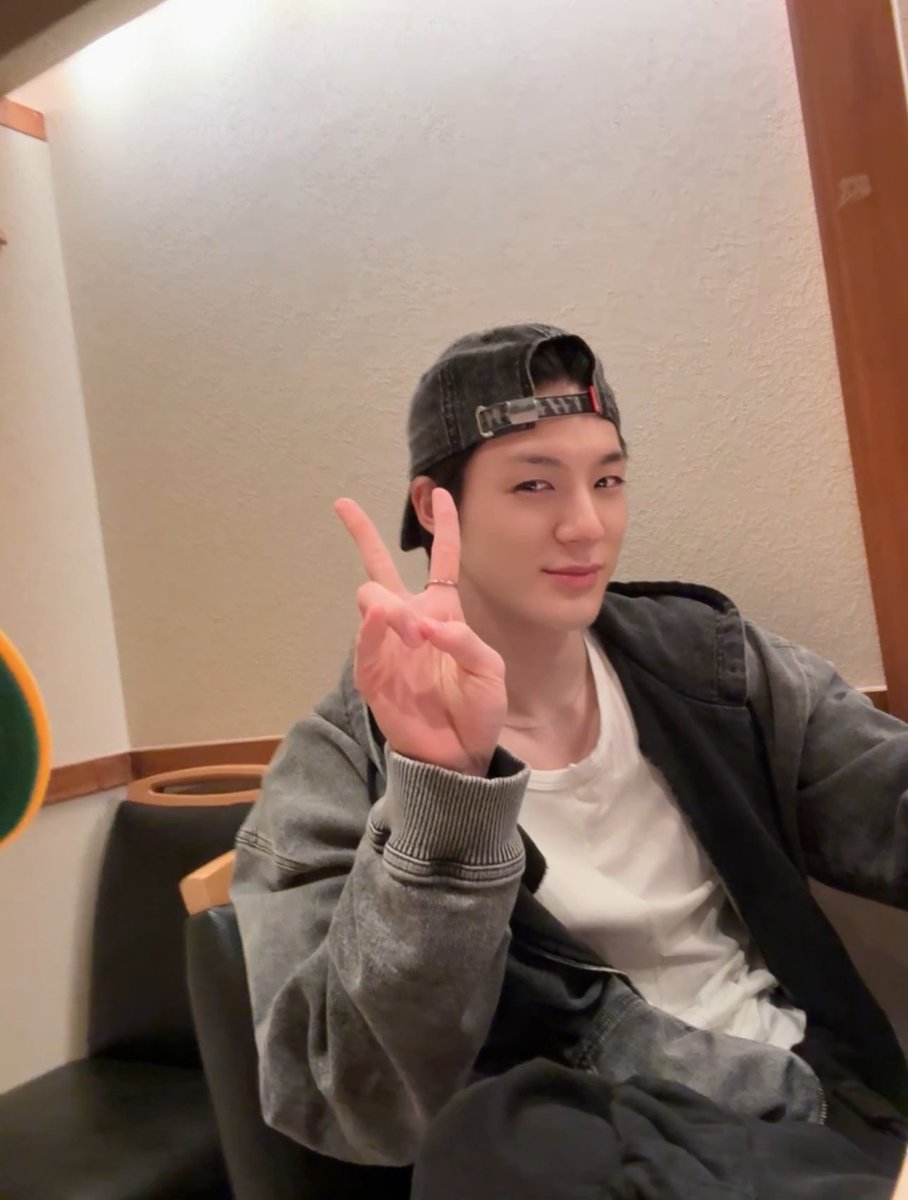 ชูสองนิ้ว ไม่ 
ขอสองจาน ใช่