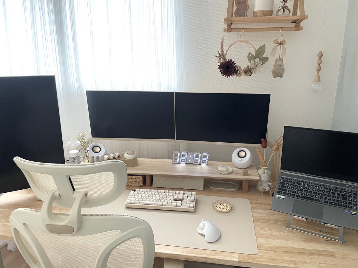 naaaaas_7's tweet image. ˗ˋ  淡色ナチュラル増し増し計画part１  ˊ˗ 

#FLEXISPOT C7 Lite バニラホワイト🍨購入しました〜！

淡色好きにはたまらない配色のマカロンカラー🧸
アームレストの色味も良いしヘッドレストの固定ネジ隠すパーツの色まで最高...🤎
後ろ姿までかわいいって思ったのはじめて🫶

#desksetup #淡色界隈