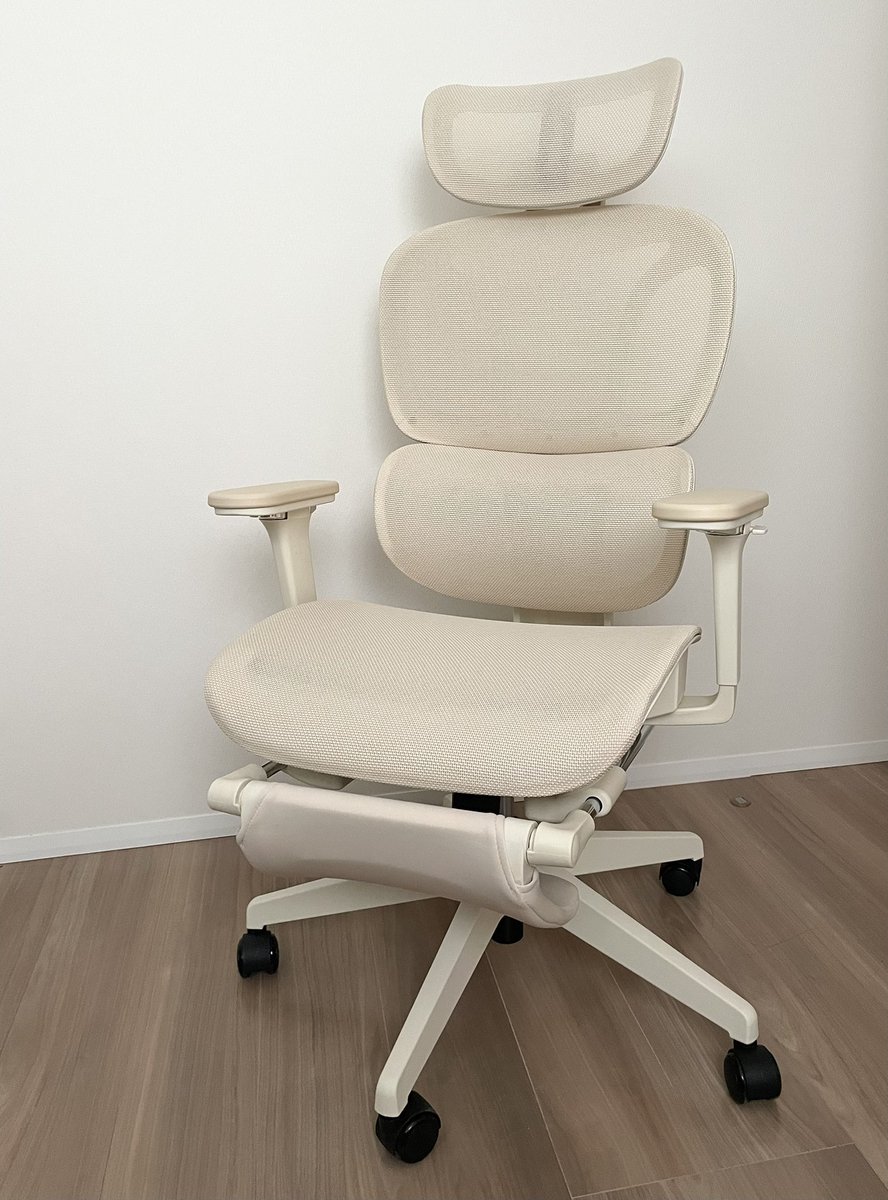 naaaaas_7's tweet image. ˗ˋ  淡色ナチュラル増し増し計画part１  ˊ˗ 

#FLEXISPOT C7 Lite バニラホワイト🍨購入しました〜！

淡色好きにはたまらない配色のマカロンカラー🧸
アームレストの色味も良いしヘッドレストの固定ネジ隠すパーツの色まで最高...🤎
後ろ姿までかわいいって思ったのはじめて🫶

#desksetup #淡色界隈