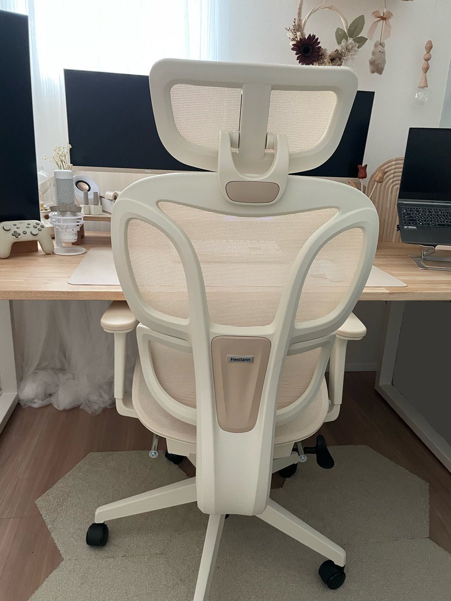 naaaaas_7's tweet image. ˗ˋ  淡色ナチュラル増し増し計画part１  ˊ˗ 

#FLEXISPOT C7 Lite バニラホワイト🍨購入しました〜！

淡色好きにはたまらない配色のマカロンカラー🧸
アームレストの色味も良いしヘッドレストの固定ネジ隠すパーツの色まで最高...🤎
後ろ姿までかわいいって思ったのはじめて🫶

#desksetup #淡色界隈