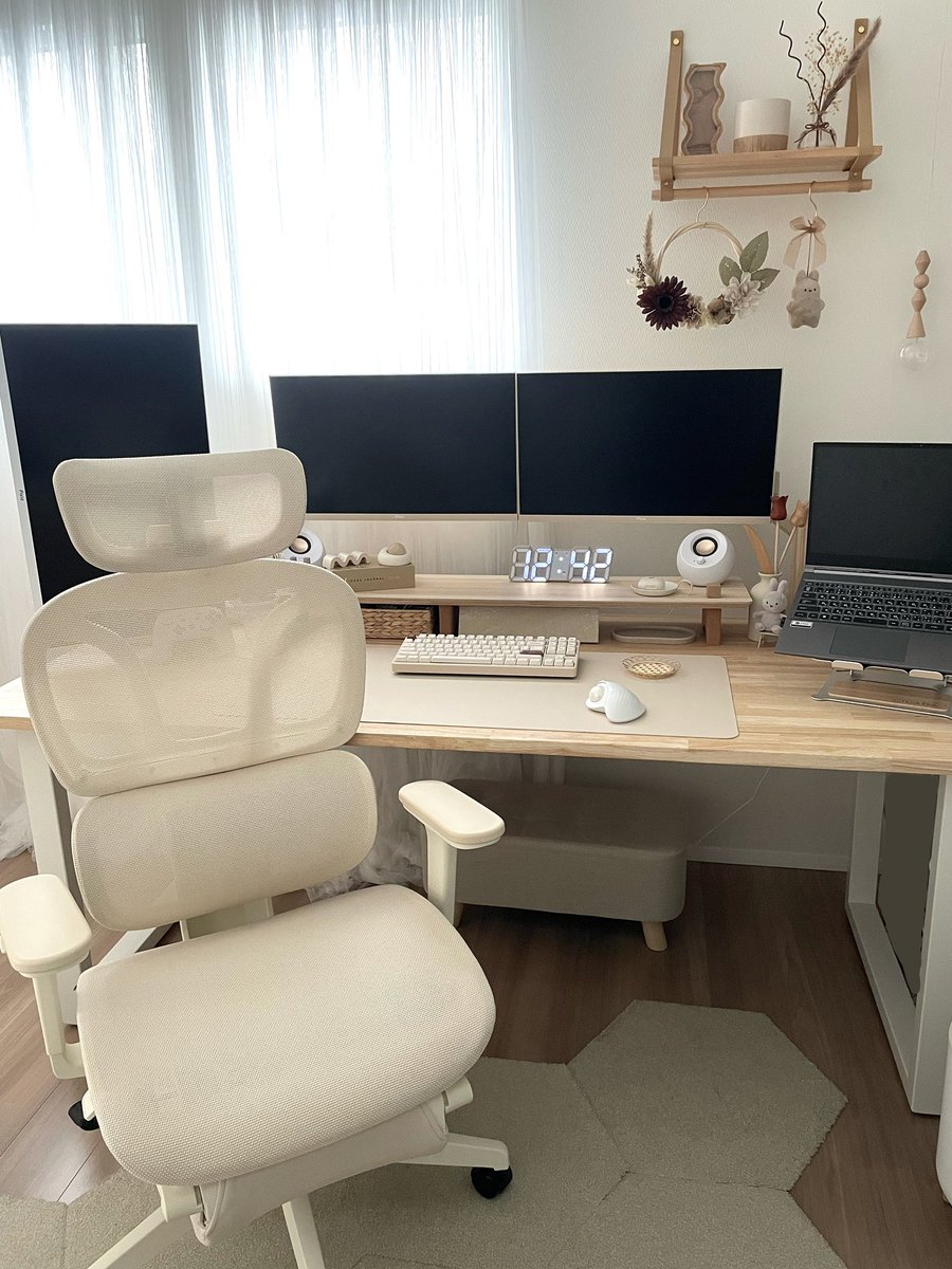 naaaaas_7's tweet image. ˗ˋ  淡色ナチュラル増し増し計画part１  ˊ˗ 

#FLEXISPOT C7 Lite バニラホワイト🍨購入しました〜！

淡色好きにはたまらない配色のマカロンカラー🧸
アームレストの色味も良いしヘッドレストの固定ネジ隠すパーツの色まで最高...🤎
後ろ姿までかわいいって思ったのはじめて🫶

#desksetup #淡色界隈