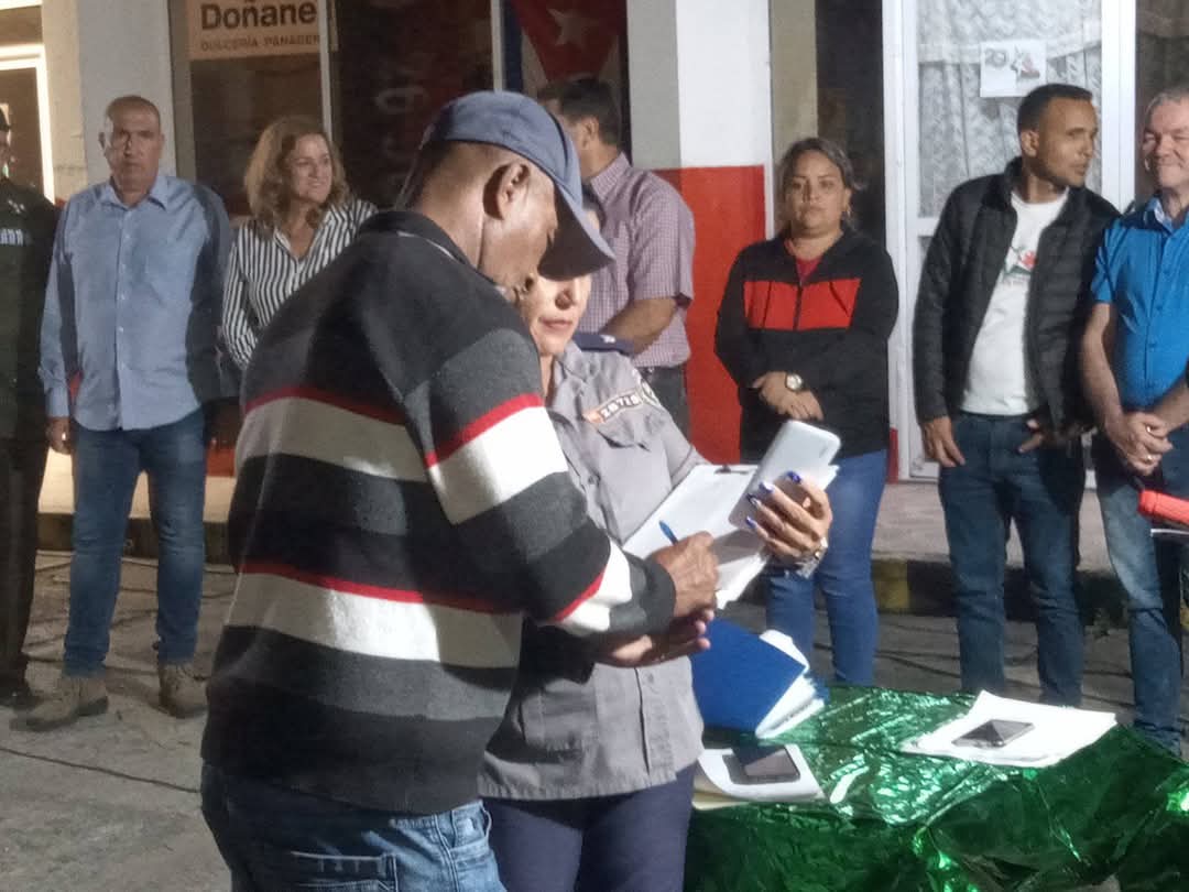 misleydisgo's tweet photo. Con la presencia de las máximas autoridades partidistas y gubernamentales de la provincia y el municipio Las Tunas se realiza la guardia revolucionaria con la participación de los efectivos del MININT, las  FAR y el pueblo.
#PorLasTunasLaVictoria https://t.co/CyzTnMszZ2