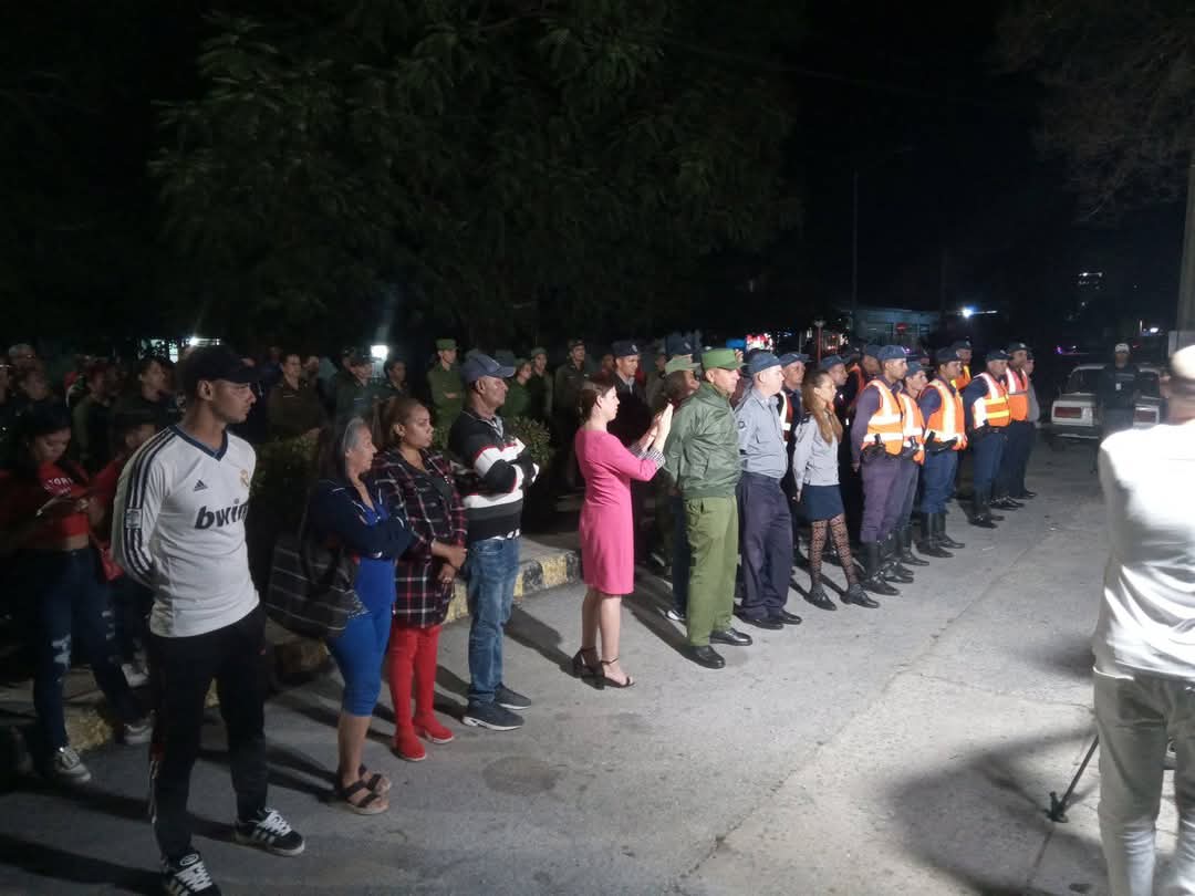 misleydisgo's tweet photo. Con la presencia de las máximas autoridades partidistas y gubernamentales de la provincia y el municipio Las Tunas se realiza la guardia revolucionaria con la participación de los efectivos del MININT, las  FAR y el pueblo.
#PorLasTunasLaVictoria https://t.co/CyzTnMszZ2