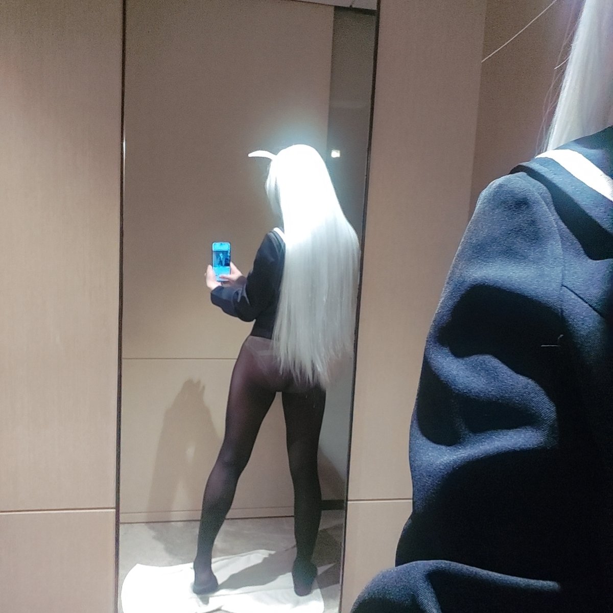 想买新衣服，但发现家里藏衣服的小柜子已经塞不下，感觉要卖一点了...