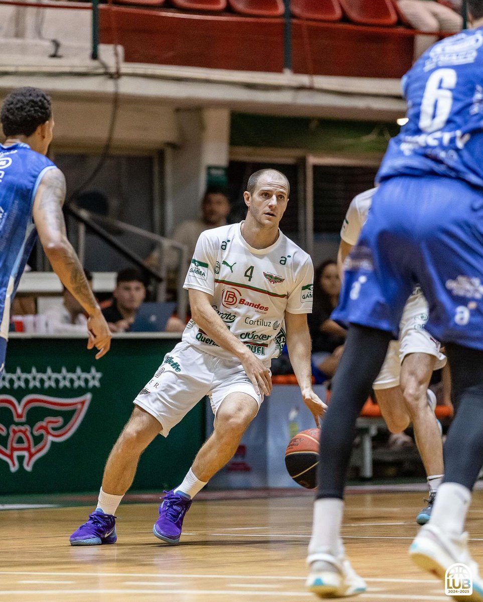 CortinaDirecta's tweet photo. #LUB | Aguada 𝟏𝟎𝟗-𝟗𝟒 Cordón

Trabajado triunfo rojiverde pese a la baja de Wilson, lo terminó quebrando a pura jerarquía individual. #Sims (32) y #Hassell (24+15) figuras, el pibe Benítez la rompió en su debut como titular, puso 22pts. @PepoVidal repartió ¡16! asistencias 🧠 https://t.co/Ag0E61Znmh