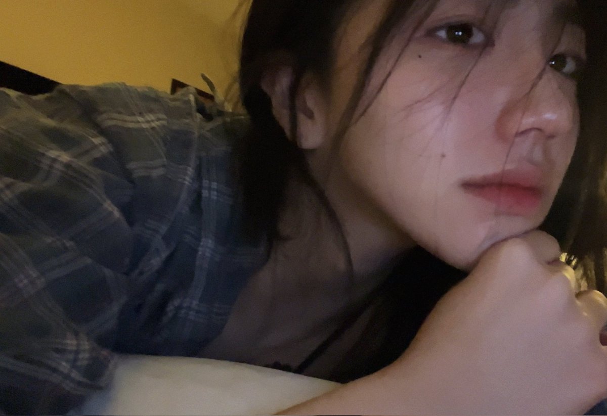 𝗉͟𝖾͟𝖾͟𝗄͟-𝖺͟-𝖻͟𝗈͟𝗈͟! guess who couldn’t resist taking a selca on this chilly winter night? 𝗒͟𝖾͟𝗉͟, 𝗆͟𝖾͟! :p winter nights feel so cozy, it’s a perfect time for resting at home under warm blankets. adding one more layer because i love the warmth. “★