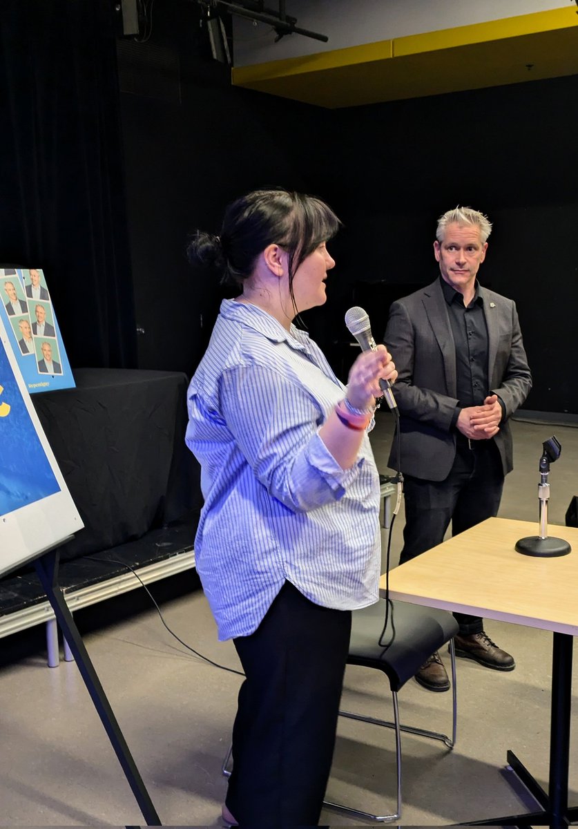AichaVanDun's tweet photo. Jour 5 de la campagne: @patbonin, candidat du @BlocQuebecois dans la circonscription de Repentigny, a échangé avec une trentaine d'étudiants du Cégep de L'Assomption. Plusieurs d'entre eux voteront pour la toute 1re fois! Merci à l'Asso étudiante pour l'organisation! #fecq https://t.co/bBgzdNtAxE