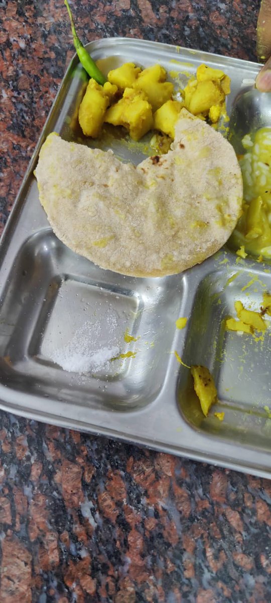 Jhskilledvtnsqf's tweet photo. वाह रे झारखंड की व्यवस्था शिक्षकों का शोषण कहीं नहीं छोड़ेगी यह तसवीर वह जगह का है जहां पर झारखंड के व्यावसायिक प्रशिक्षक 5 दिवसीय आवासीय प्रशिक्षण कर रहे हैं. जहां पर खाने सोने तक की भी व्यवस्था बहुत ख़राब है.
Address:- DDUGKY Gandhinagar coalfield colony kanke Ranchi . https://t.co/NiAlSBZvVW