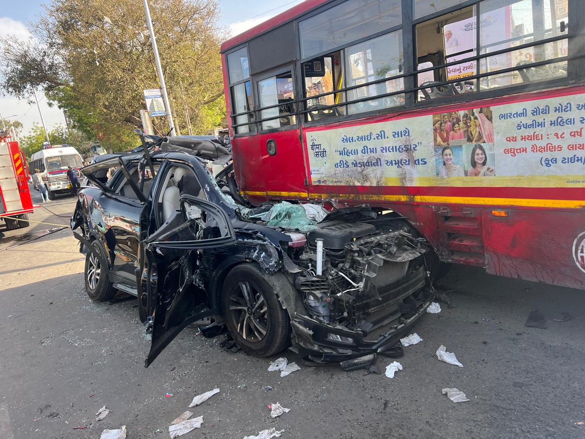 Speedy SUV rammed into AMTS bus in Ahmedabad; One reportedly dead, others injured