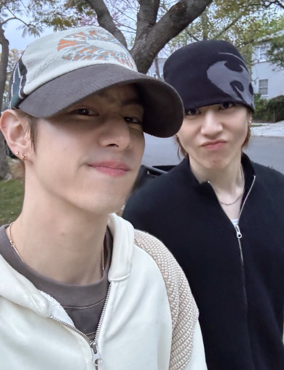 LmlyloveWang's tweet photo. 🌻🫶 Nice moment with #yugmark
สองพี่น้องตระกูลคิมมมมมมม 
น่ารักกกกกกกก เจอกันที่ แอลเอแอลใจ 
#YUGYEOM #MARKTUAN https://t.co/nCbJqaiZrV
