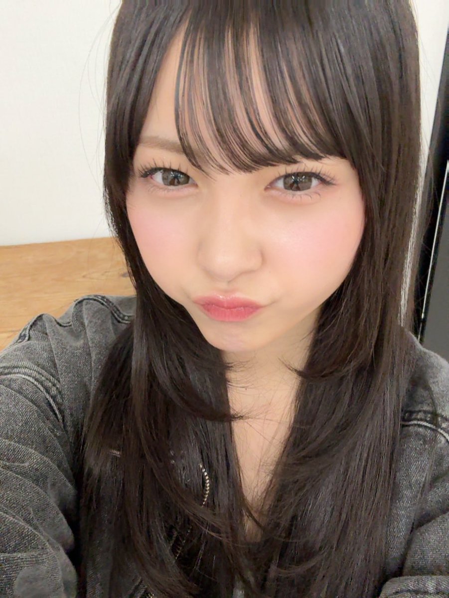 おはよ忘れてたぁあ！なう写真載っけとく
前髪上手くいった👏あとカラコンも変えた