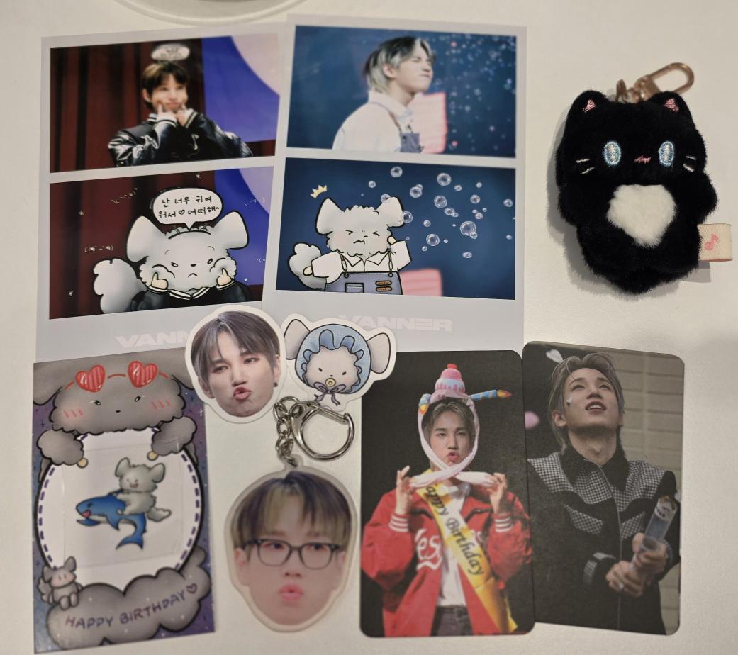 gogogon_vvs's tweet photo. 🧁KOOK DAY 

말랑꾸기 입술뿌우꾸기 눈 닿는 곳마다 귀여운꾸기로 가득했던 꾹데이💜 스티커랑 띠부씰 넘 귀엽구 포스터는 3장이나 들어있는데 재질도 도톰했어요!! 상큼한 딸기요거트까지🍓 감사합니당🩷 

#너와_나의_꾹데이 https://t.co/BIELdYXPhA