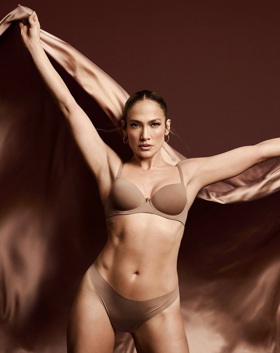 acelebszone's tweet photo. Jennifer Lopez https://t.co/NhBY0n7X2o