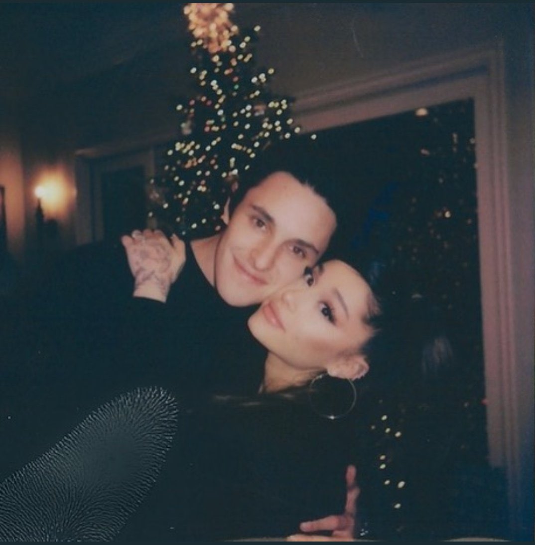 sboficial's tweet photo. Ariana Grande em "twilight zone":

"Não é como se eu não tivesse te superado.
É tão estranho.
Isso, eu nunca fiz.
Não que eu sinta saudades, não sinto.
Às vezes, eu só não posso acreditar que você aconteceu." https://t.co/vBo0Zz0Fl3