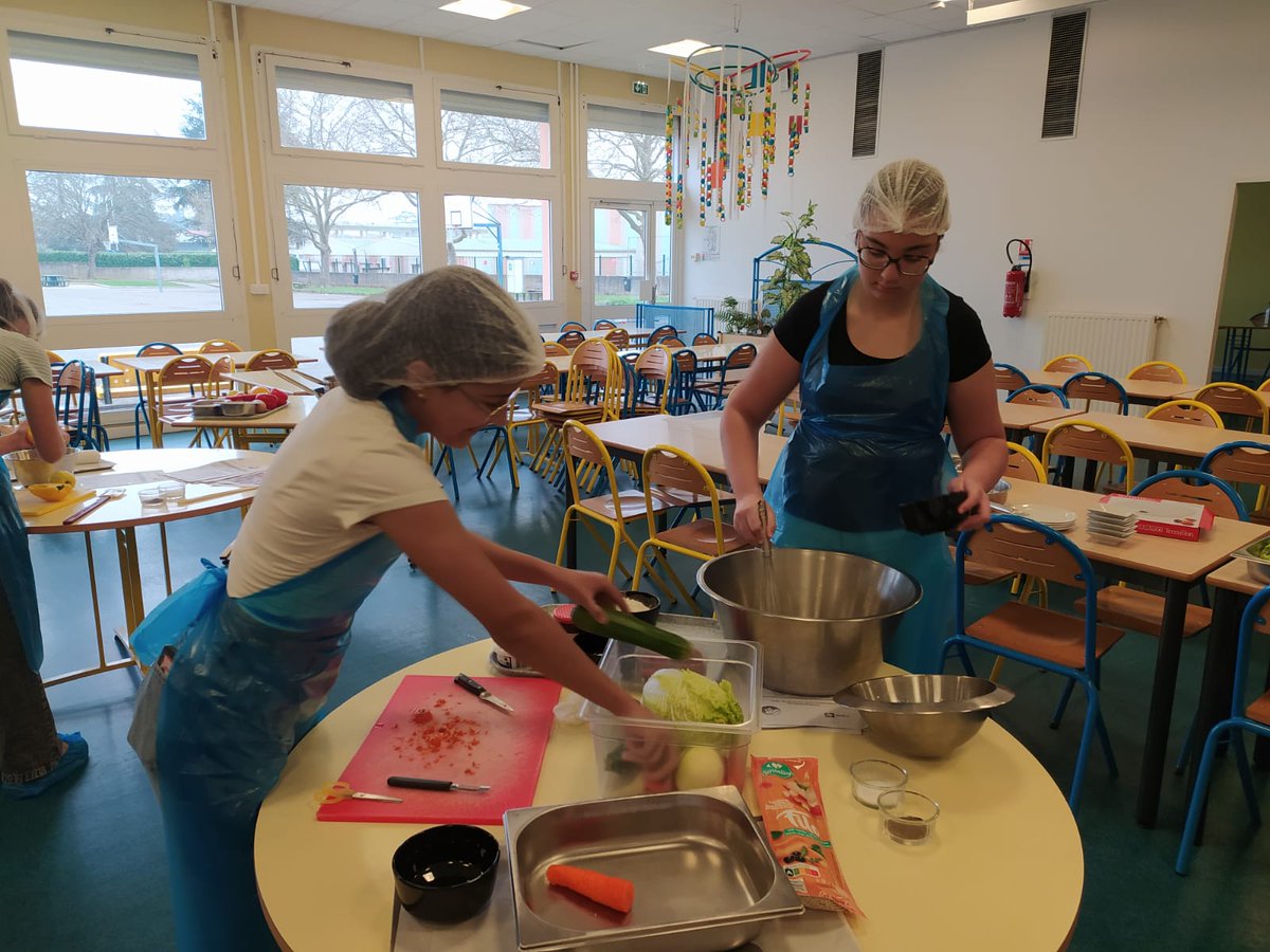 Concours  Gastro’Mômes organisé par le  conseil départemental du Gers depuis 2018. Mettre en avant l’éducation au goût, valoriser le  local et bio.
👏  aux élèves à l'équipe de cuisine  Mme Portier,  M. Gras, Mme Boulet et au CPE M. . Gayrin <a href="/dsden32/">DSDEN32</a> <a href="/Jerome_Samalens/">Jérôme SAMALENS</a>