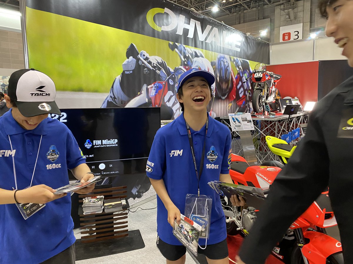 去年の世界チャンピオンの国立和玖選手と
日本チャンピオンの知識隼和選手が
OHVALEブースにお越しいただけました✨

チャンピオン2人がパンフレットを配ってくれてます‼️

#東京モーターサイクルショー　#ohvale  #minigp #RoadToMotoGP #世界へ走れ