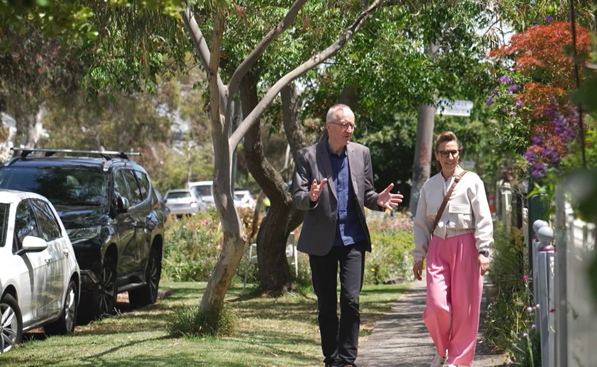 Street Cred is an intriguing short-film series by Villawood Properties diving into our favourite streets - their secrets, celebrations, grandeur, and grunge - with well-known Melburnians sharing their favourite places. 
Check out Episode 1: youtube.com/watch?v=bgw43A…