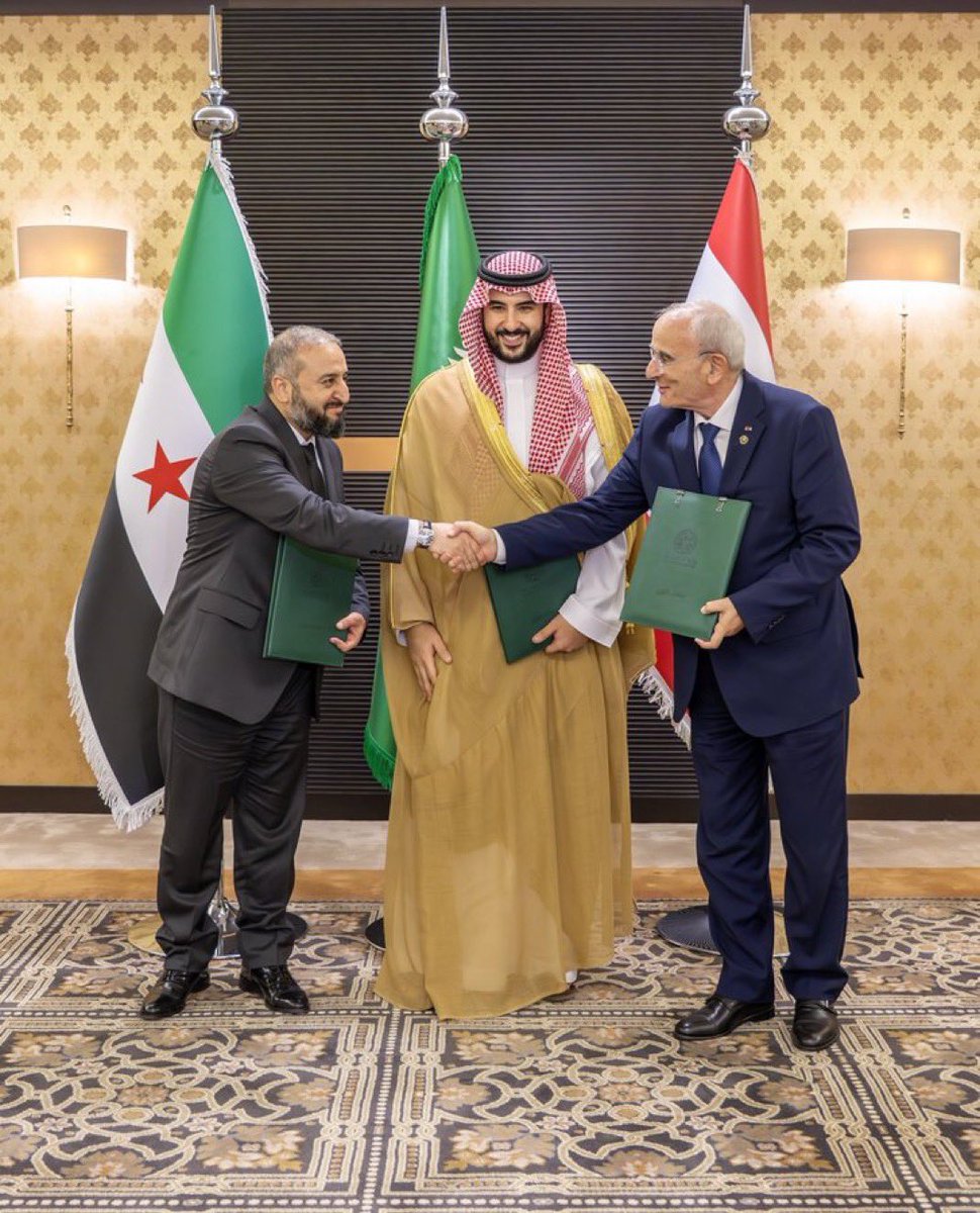 Columbuos's tweet photo. صورة تاريخية 🚨:

عزيزي العربي والمسلم...

فقط اتصل بالرقم الدولي 966 🇸🇦 وستعرف النخوة والفزعة العربية وسترى كيف يدير السعوديين العالم لأجلك. 

اللهم احفظ بلادنا وبلاد المسلمين واحقن دمائهم. 🤲🏻 https://t.co/aJgYwhI0uh