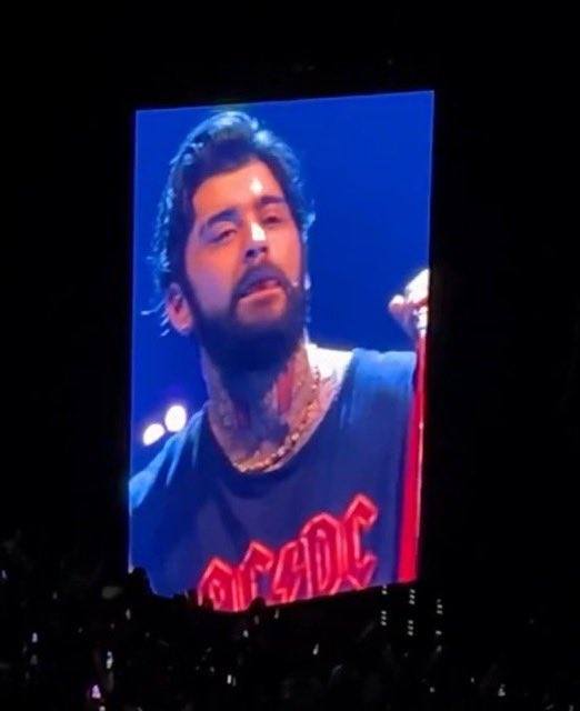 ZaynDailyZone's tweet photo. SOME THINGS NEVER CHANGE #ZaynSTTSTourMexico https://t.co/P2v39g1tQt