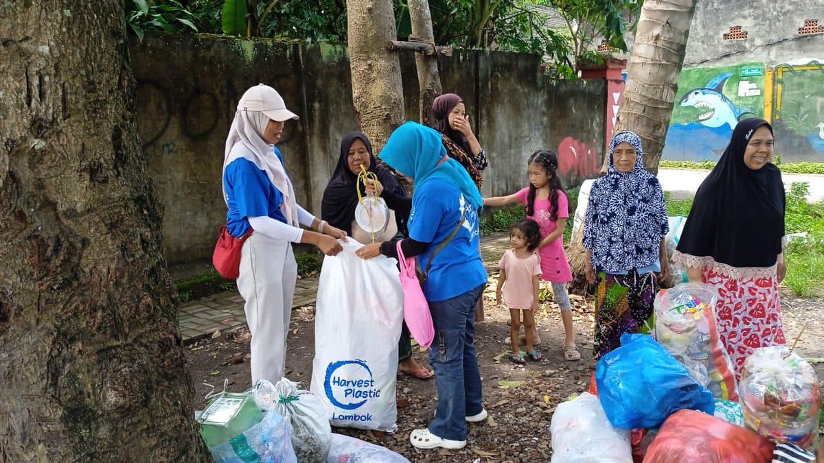 Showing the way on Woman’s Day w/our Harvest Plastic Program in Lombok &amp; over 300kg of clean, uncontaminated plastic from over 100 households, with over 85% recovery rate ….. all via smart, creative ways for societal change.  Totally doable virtually anywhere.  #harvestplastic