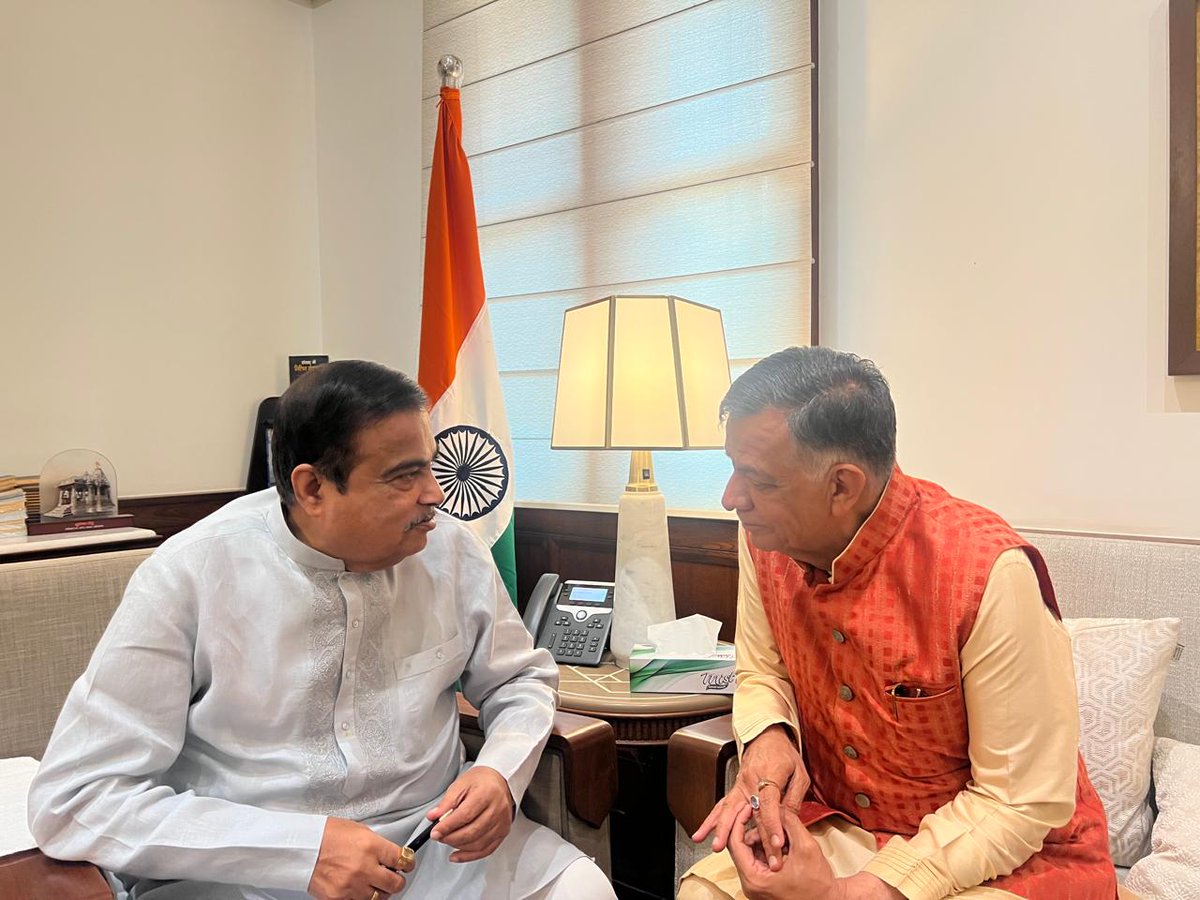 नई दिल्ली में माननीय केंद्रीय सड़क परिवहन एवं राजमार्ग मंत्री श्री <a href="/nitin_gadkari/">Nitin Gadkari</a> जी से शिष्टाचार भेंट कर उनका मार्गदर्शन प्राप्त किया। 

इस अवसर पर विभिन्न राष्ट्रीय राजमार्गों के टोल प्लाजा पर आ रही समस्याओं को लेकर विस्तृत चर्चा की।

#NitinGadkari #NewDelhi